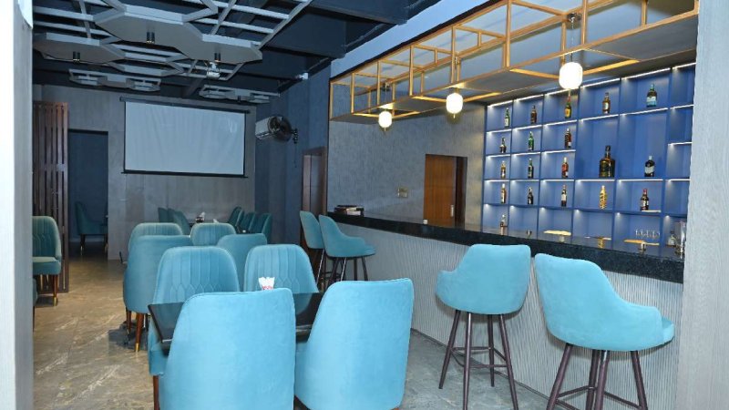 Restaurant & Bar